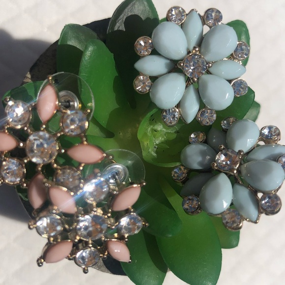 Jewelry - Beautiful bundle of flowery classic earrings ✨ Timeless feel✨